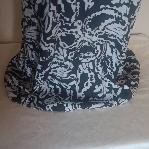 ❤️Maternity Adorable Black and White Abstract Blouse. - Picture 3 of 12